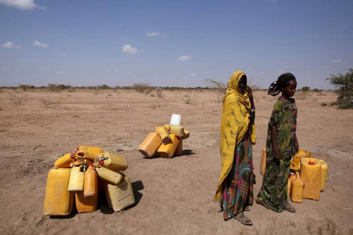 Women wait to collect water in the drought stricken Somali region in Ethiopia, January 26, 2016. REUTERS/Tiksa Negeri collect water-drought - water crises