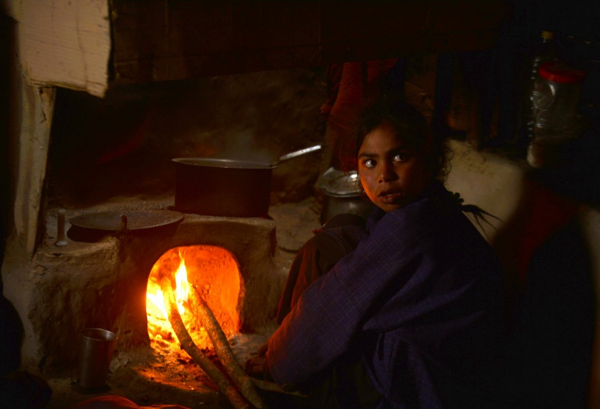 Solid-fuel stoves lead to high levels of indoor pollution, which lead to hundreds of thousands of premature deaths globally each year.