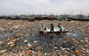 Boys collect recyclable items from polluted waters in front of fishing boats at Fish Harbor in Karachi, Pakistan, August 17, 2016. REUTERS/Akhtar Soomro Boys collect recyclable items from polluted waters in front of fishing boats at Fish Harbor in Karachi, Pakistan, August 17, 2016. REUTERS/Akhtar Soomro